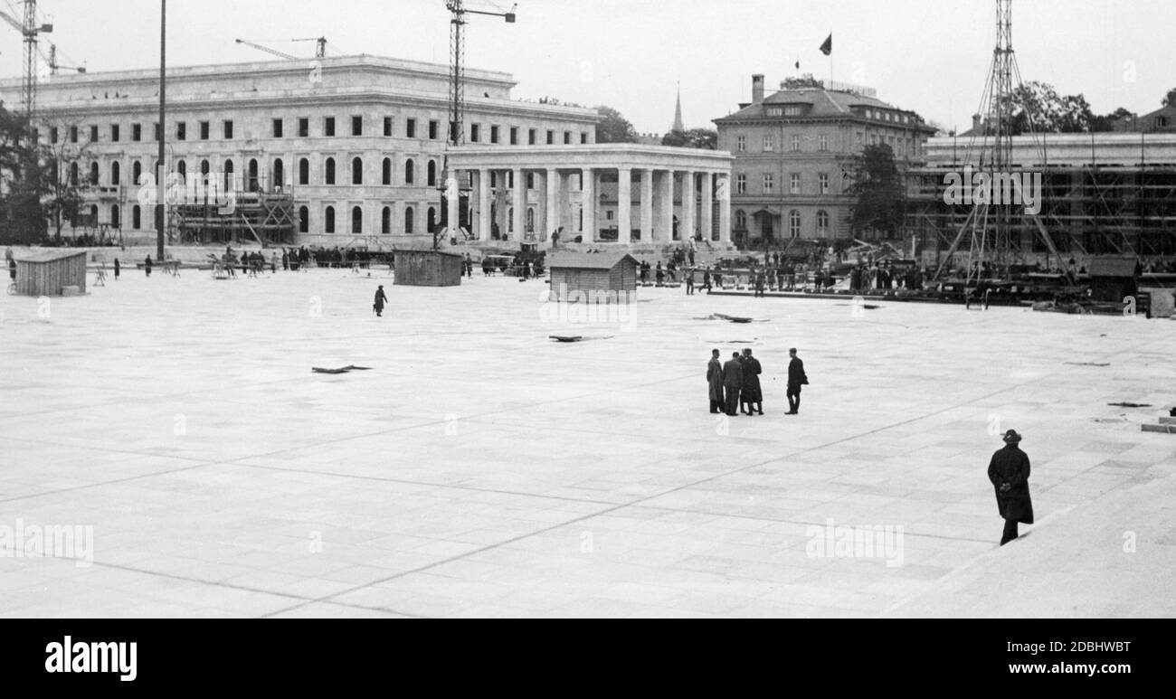 Rechts befindet sich die Baustelle des zweiten Ehrentempels, der für die Opfer des Bierhaussaales Putsch gebaut wird. Zwischen den beiden Ehrentempeln steht das Brown House. Stockfoto