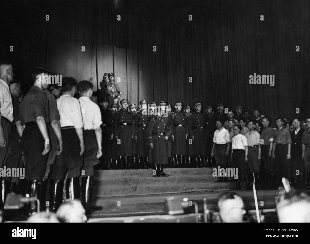 'Die SA Standard 8 singen am Karfreitag im Primus-Palast Neukölln die melodramatische Propagandahymne ''Blut um Deutschland''. Das Musiktheater wurde von Sturmmann Kinkott geleitet." Stockfoto