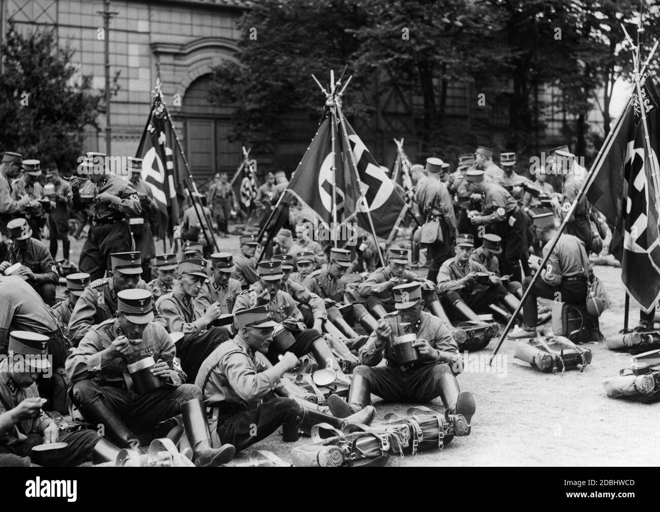 Auf dem Weg zum NSDAP-Kongress in Nürnberg macht die SA-Gruppe Berlin Brandenburg eine Mittagspause bei der ULAP. Stockfoto