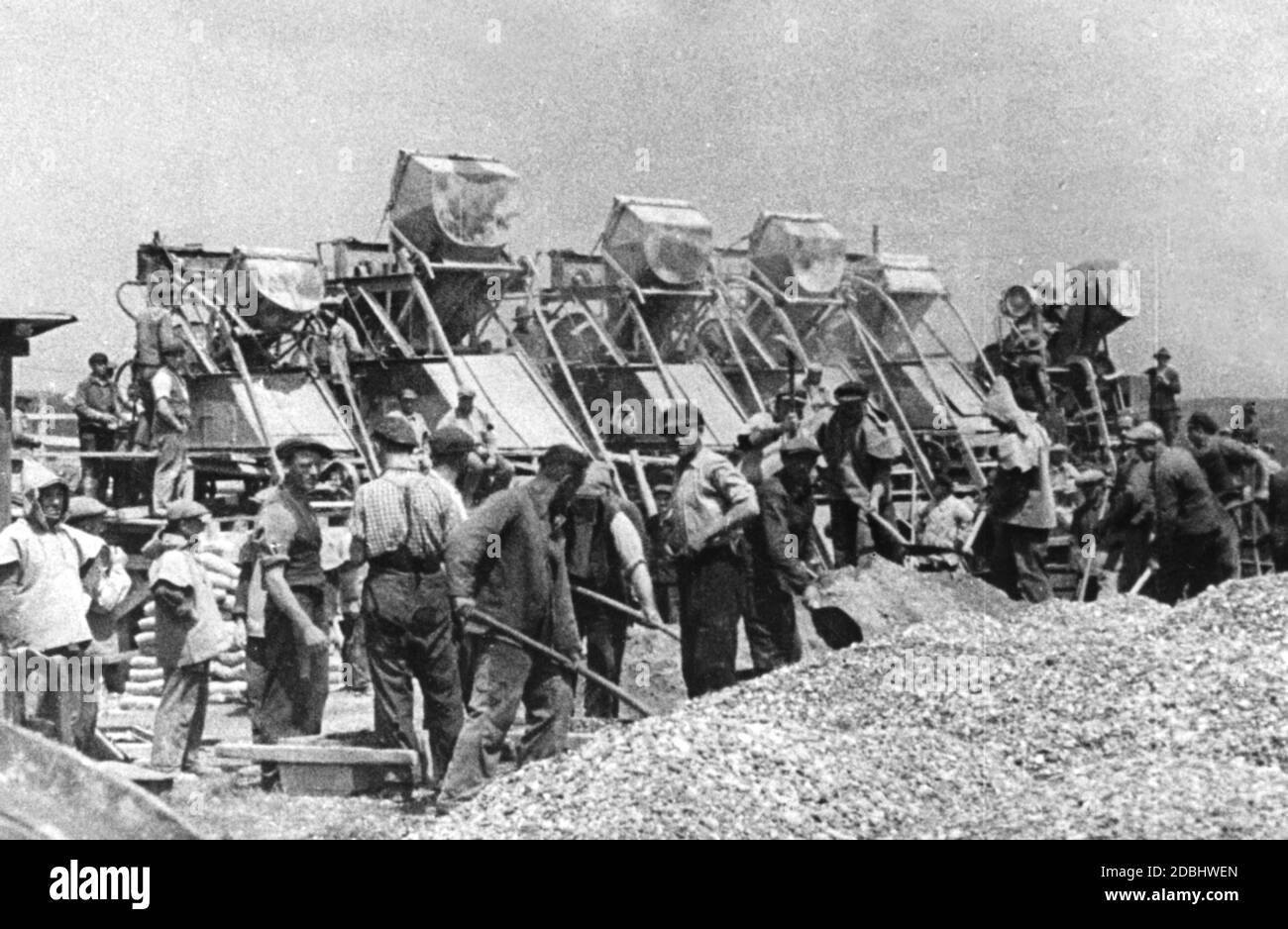 Arbeiter laden Kies in eine Kiesgrube. (Undatierte Aufnahme) Stockfoto