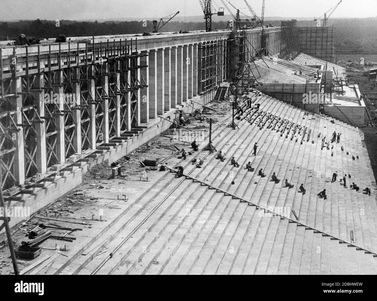 Blick auf das neue Tribünengebäude auf dem Zeppelin-Feld während der Vorbereitungen für den NSDAP-Kongress in Nürnberg. Stockfoto