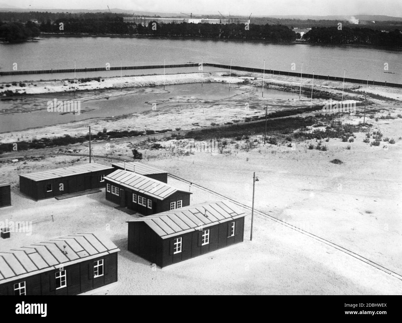 Blick auf die Baustelle der geplanten Kongresshalle am Großen Dutzendteich auf dem Parteigelände Nürnberg. Neben der Baustelle befinden sich mehrere Baucontainer. Im Hintergrund das Zeppelinfeld. Stockfoto