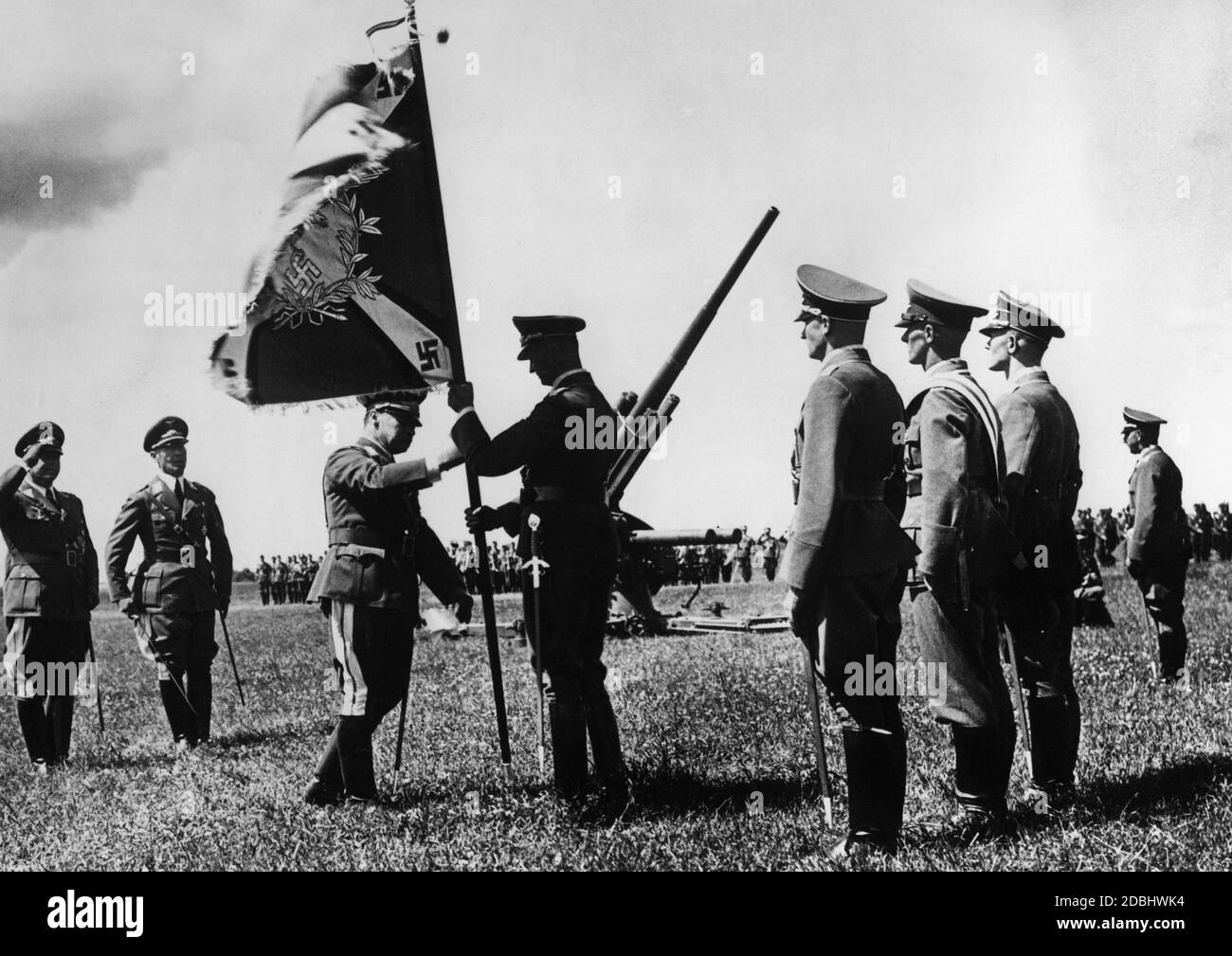 General der Flieger Erhard Milch übergibt die Flagge der Flak Artillerie an die ostpreußische Luftwaffe. Stockfoto