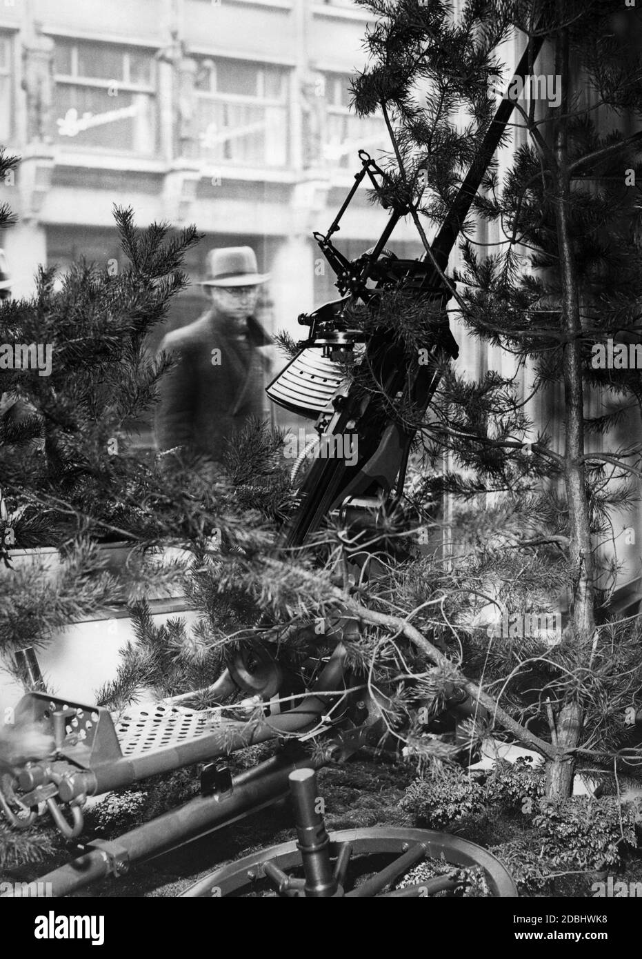 In der Weihnachtszeit zeigt der Berliner Rüstungshersteller Borsig die 2cm Flak in seinem Schaufenster in der Friedrichstraße. Das Flak-Geschütz ist mit einer Fichte getarnt. Stockfoto