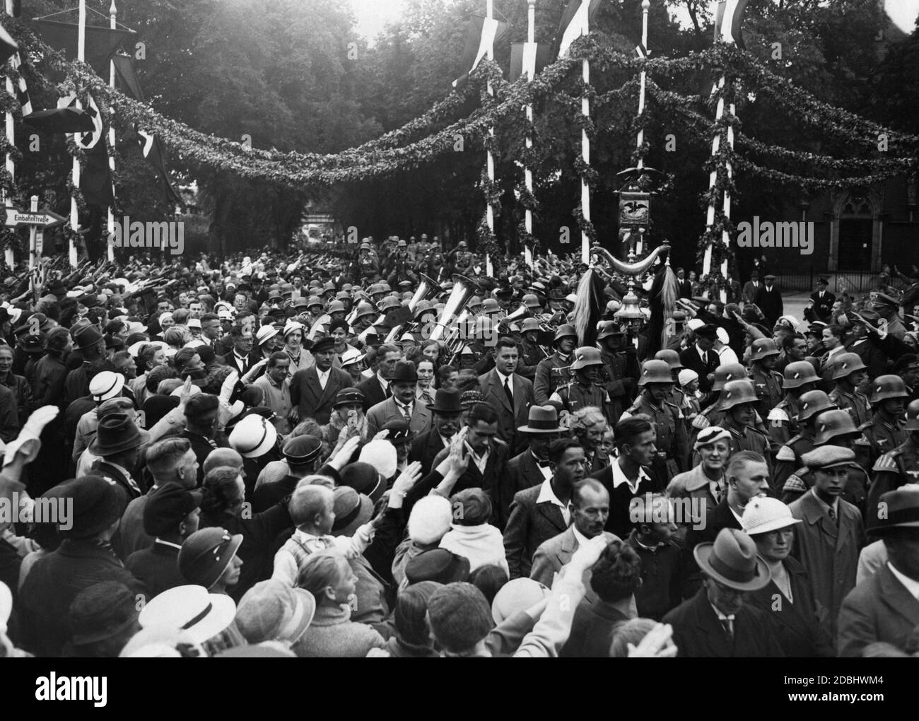 Der Eintritt des Infanterie-Regiments Doeberitz in die neue Garnison bei Neustrelitz wurde feierlich mit einer Parade abgeschlossen. Eine Musikband geht an der Menge vorbei. Stockfoto