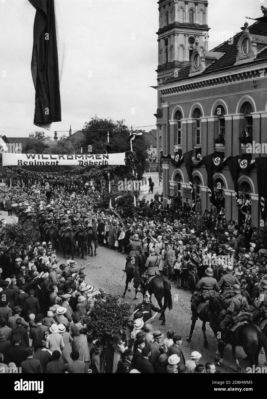 Der Eintritt des Infanterie-Regiments Doeberitz in die neue Garnison bei Neustrelitz wurde feierlich mit einer Parade durchgeführt. Eine Wehrmachtskapelle läuft vor dem Marktplatz. Stockfoto