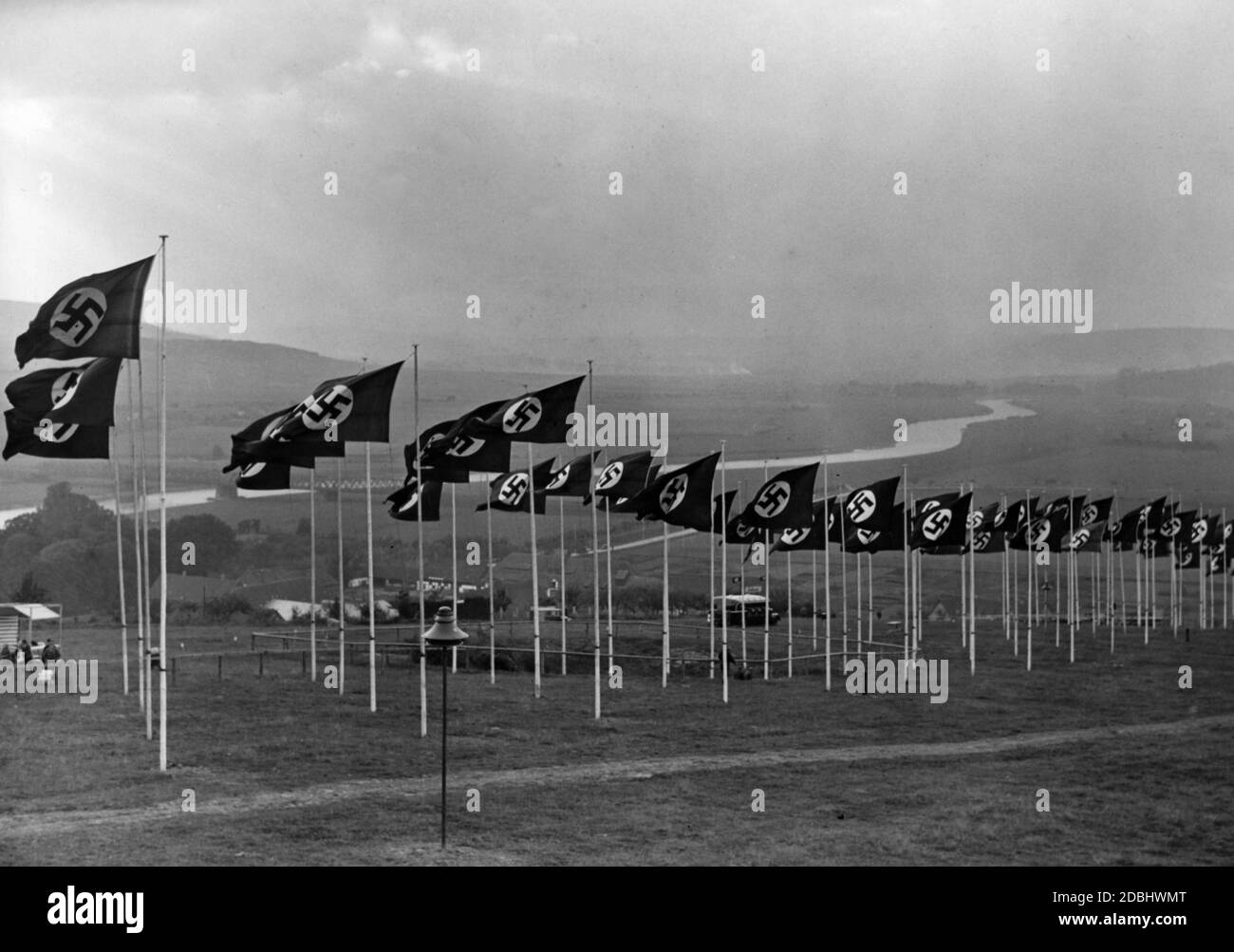 'Blick auf einen Teil der tausenden Flaggen über der ''Erntedankstaette des Deutschen Volkes'' am Vorabend des Reichsinnenfests auf dem Bueckeberg bei Hameln.' Stockfoto