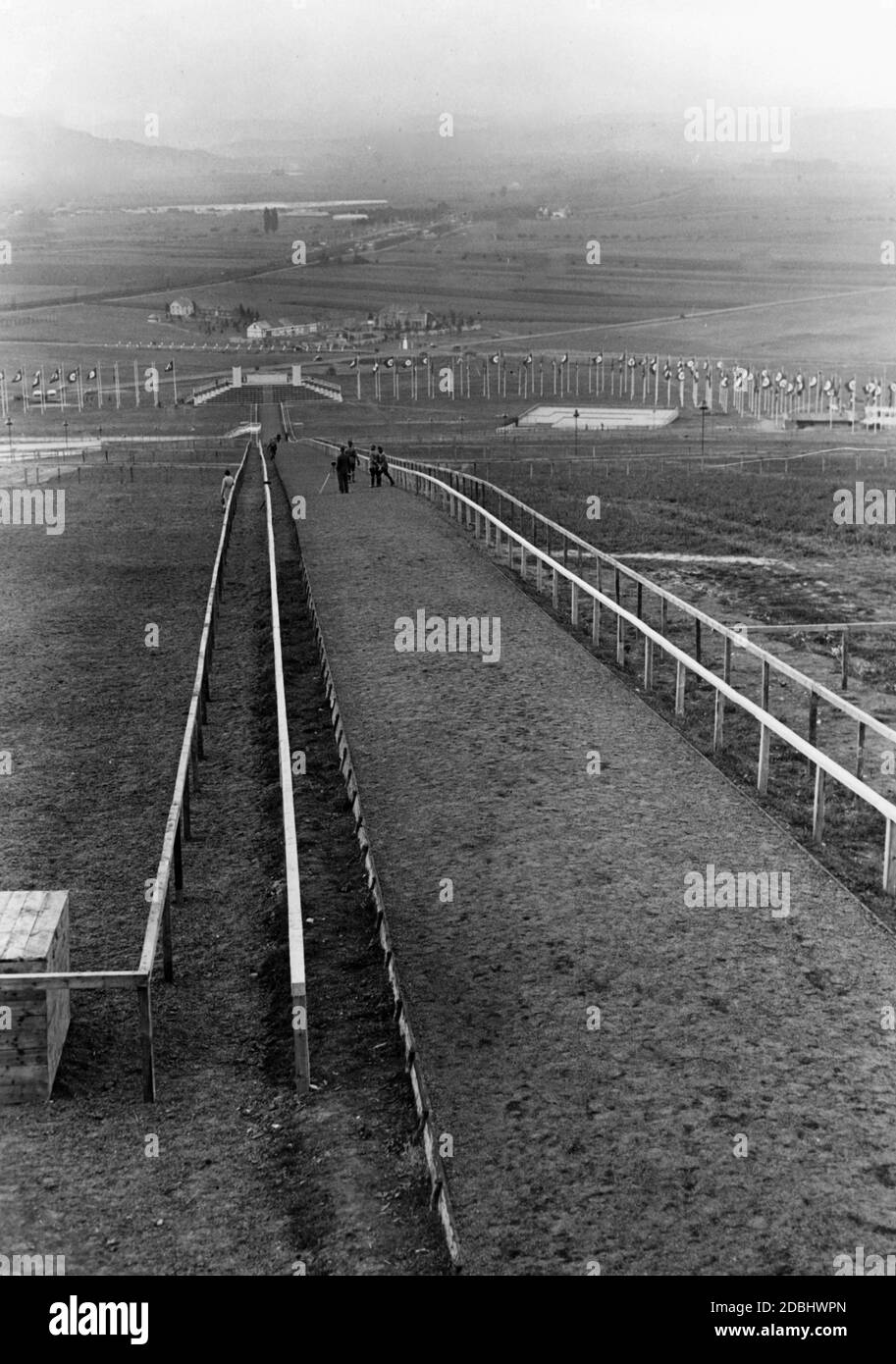 'Blick von der Tribüne auf den Paradeweg am Vorabend des Reichserntedankfestes am Bueckeberg bei Hameln.' Stockfoto