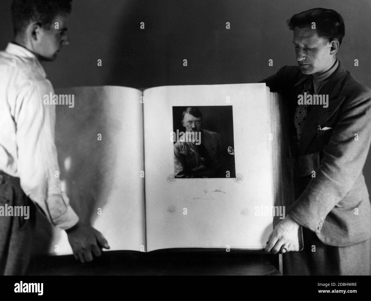 Das weltweit größte Manuskriptsammlungsalbum wurde 1936 auf der Berliner Handwerksmesse präsentiert. Es wog 60 kg und wurde von einem großen Porträt Adolf Hitlers mit seiner Unterschrift vorangestellt. Stockfoto