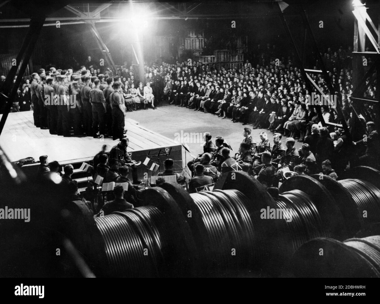 'Die Arbeitsabteilung einer Kabelfabrik in Berlin spielt das Stück ''Soldaten der Scholle' von Müller-Schmick'.' Stockfoto