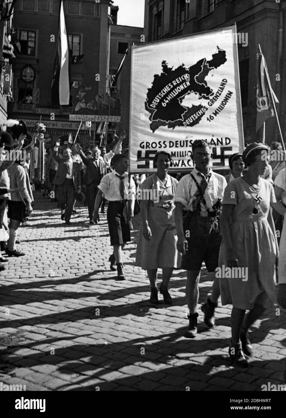 Bei einem marsch in Passau halten Demonstranten ein Transparent hoch, das ein Großdeutschland fordert. Die Karte zeigt die Gebiete Elsass-Lothringen, Teile der Schweiz und Österreich, das Sudetenland, Oberschlesien, Westpreußen und Posen für ein Großdeutschland. Stockfoto