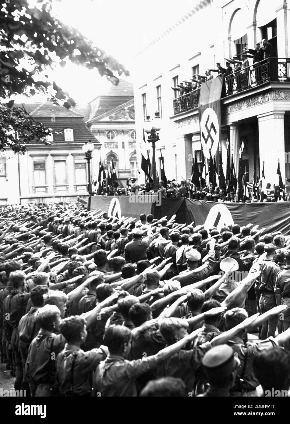 Joseph Goebbels begrüßt die Teilnehmer des Welttreffens der Hitlerjugend vor dem Propagandaministerium. Stockfoto