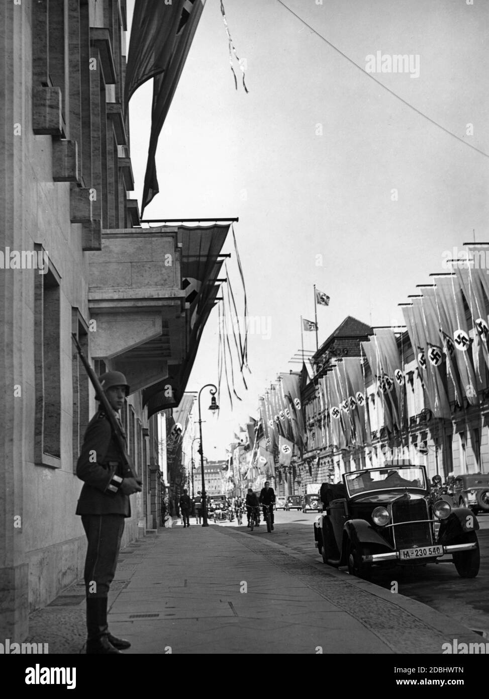 Blick auf die festlich gekennzeichnete Wilhelmsstraße in Berlin. Links die Reichskanzlei. Stockfoto