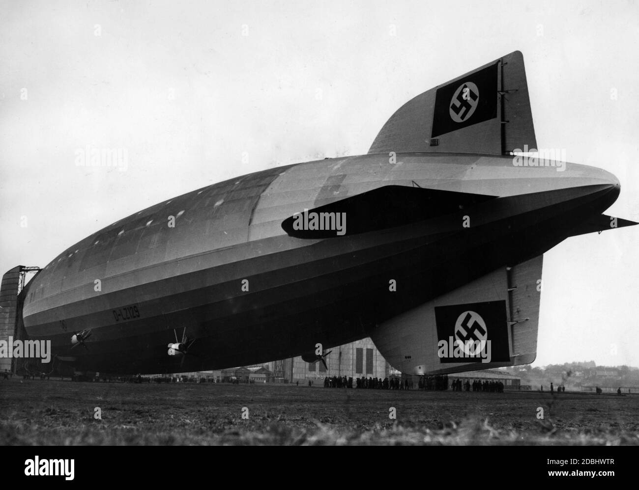 'LZ 129 ''Hindenburg'' mit Hakenkreuzen auf den Rudern am Boden.' Stockfoto