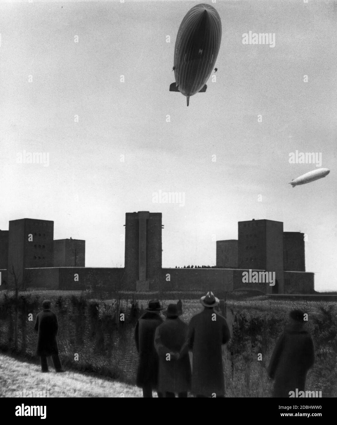 Hindenburg (LZ 129) und Graf Zeppelin (LZ 127) über dem Tannenberg-Denkmal in Ostpreußen - der Begräbnisstätte von Hindenburg. Stockfoto