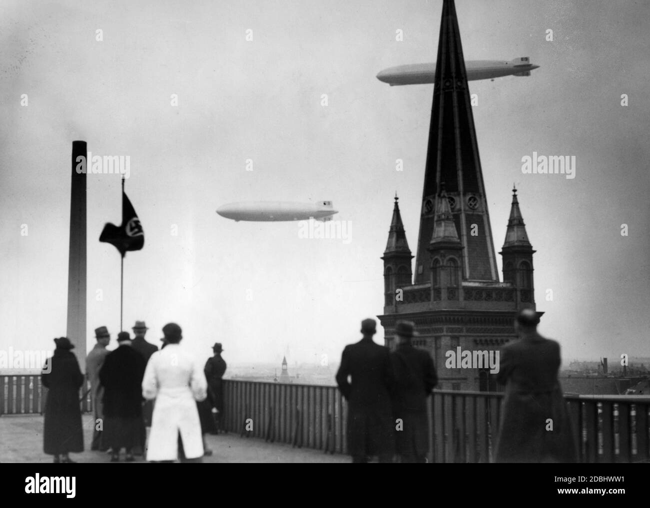 'LZ 129 ''Hindenburg'' und LZ 127 ''Graf Zeppelin'' über Berlin. Im Vordergrund die Jerusalemkirche in Berlin. Blick vom Dach des Scherl-Verlages im Berliner Zeitungsviertel." Stockfoto