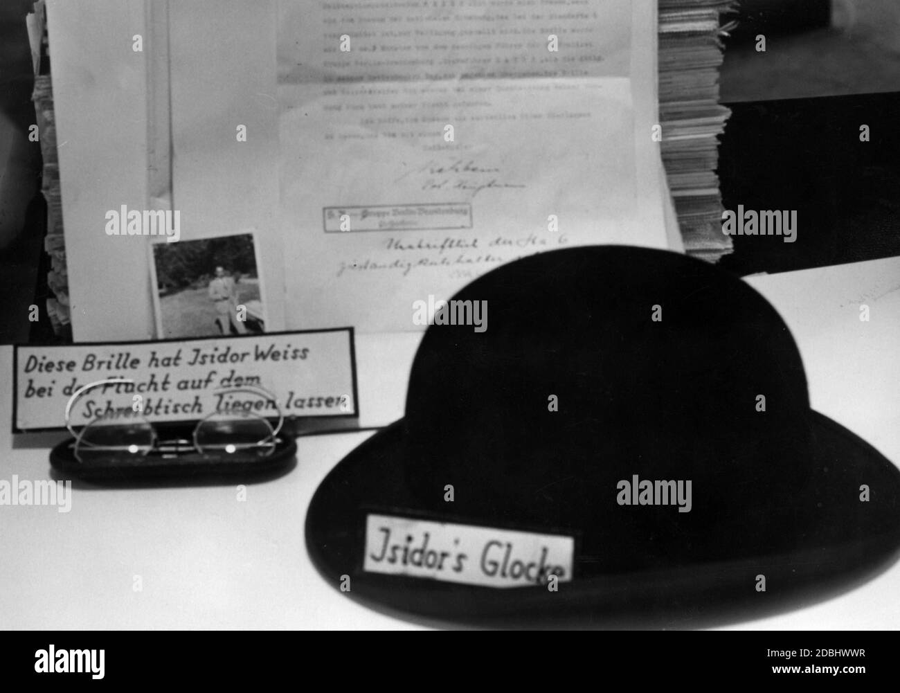 Im Revolutionsmuseum an der Ecke Neue Friedrich- und Grunerstraße in Berlin diffamieren die nationalsozialistischen Ausstellungsmacher ihre politischen Gegner. Das Foto zeigt Objekte von Bernhard Weiss, der 1933 emigrierte und hier wegen seiner jüdischen Herkunft als Isidor Weiss bekannt ist. Stockfoto