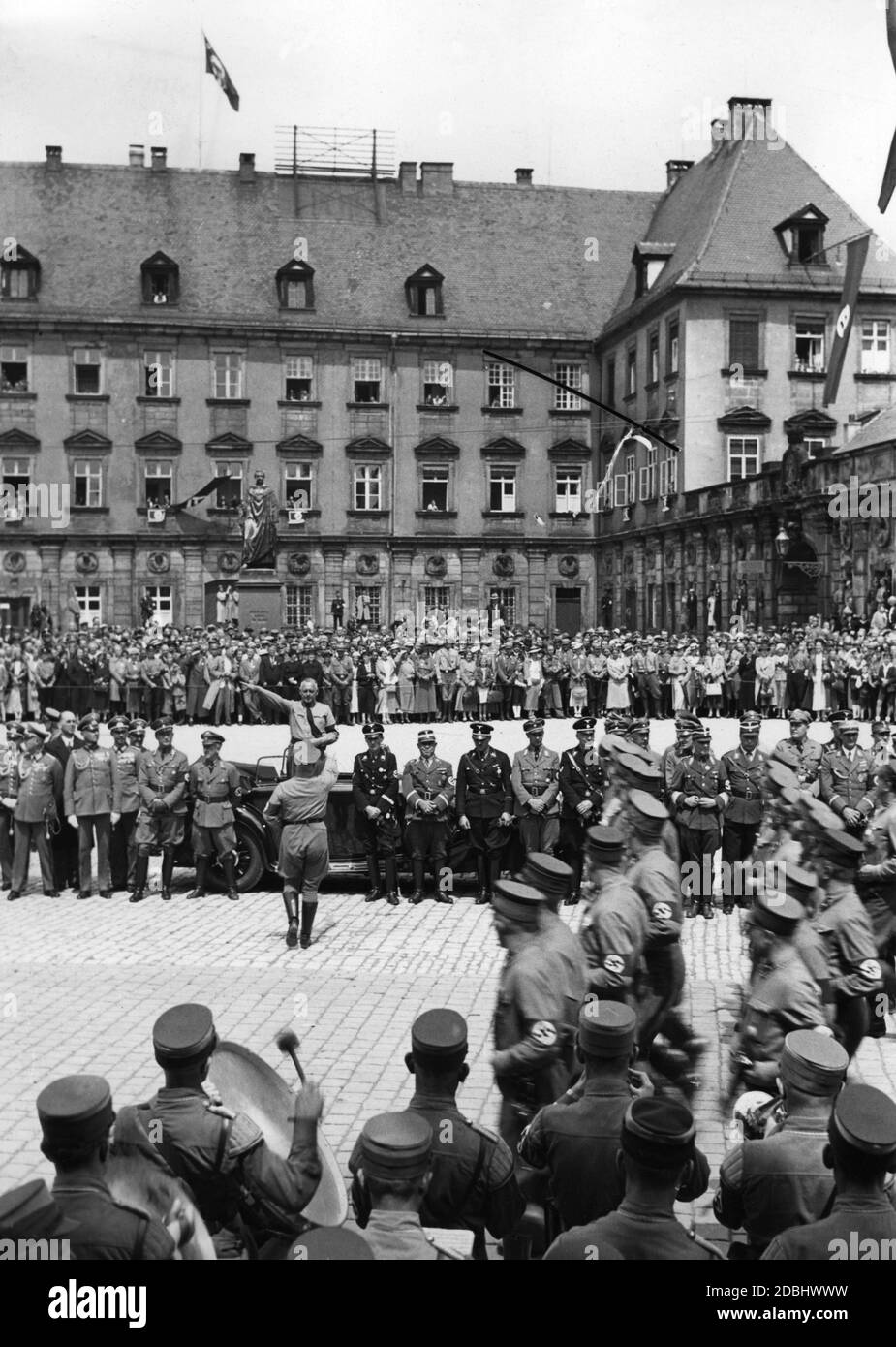 Auf der Nationalkonferenz des NSLB (nationalsozialistischer Lehrerbund) in Bayreuth marschieren Formationen am Reichswalter Fritz Waechtler (im Auto in der Mitte) auf dem Schlossplatz vorbei. Im Hintergrund das Alte Schloss. Stockfoto