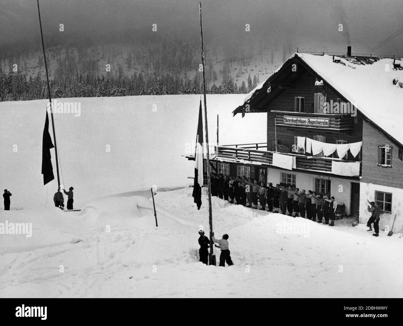 Deutsche und französische Studenten heben ihre Nationalflaggen während ihres Skicamps vor der Augustineralm bei Winklmoos. Stockfoto