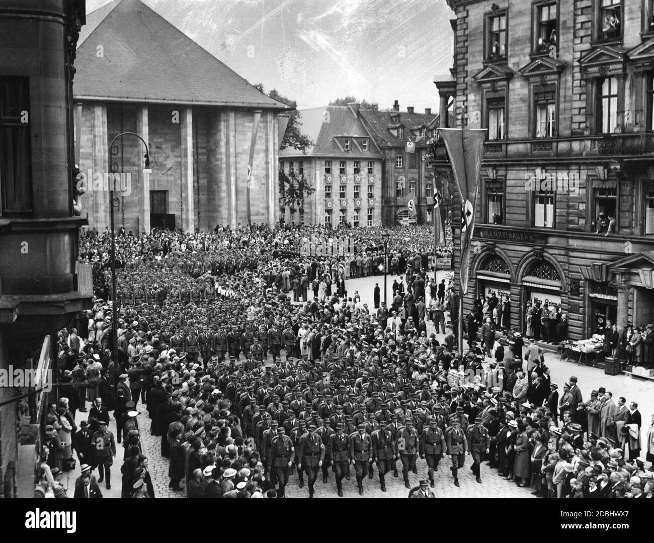'Nach der Weihe des 'Hauses der Deutschen Erziehung' (im Hintergrund) marschieren die Formationen des NSLB zum Schlossplatz, wo Reichswalter Fritz Waechtler den marsch erhält.' Stockfoto