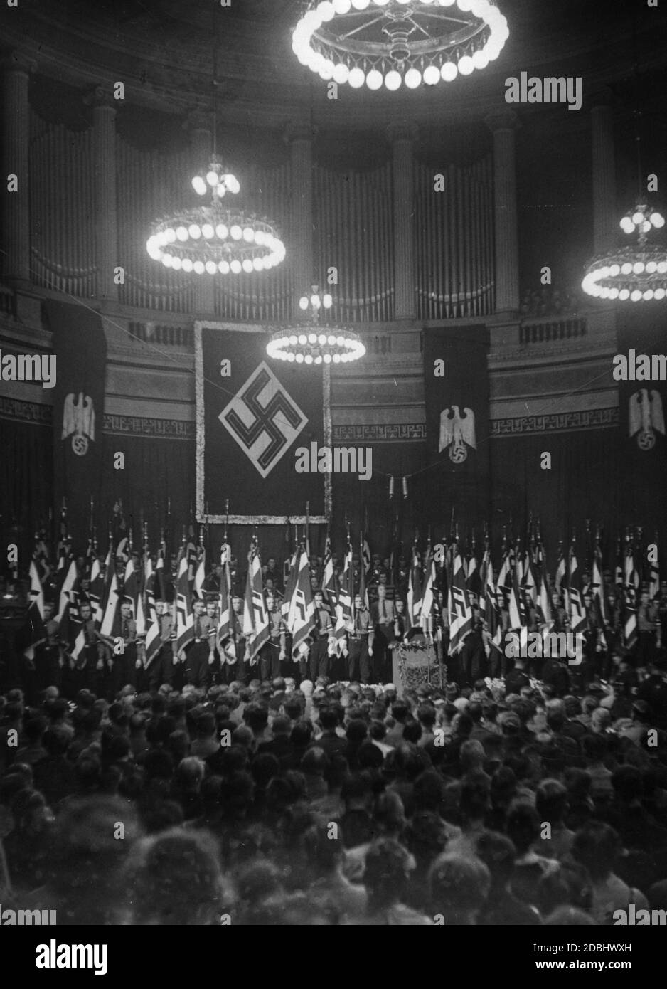 Ein Überblick über den Odeon-Festsaal nach der Weihe der 33 neuen Studentenbanner von Rudolf Hess im Rahmen der Feier des 10. Jahrestages des Nationalsozialisten Deutschen Studentenbundes. Stockfoto