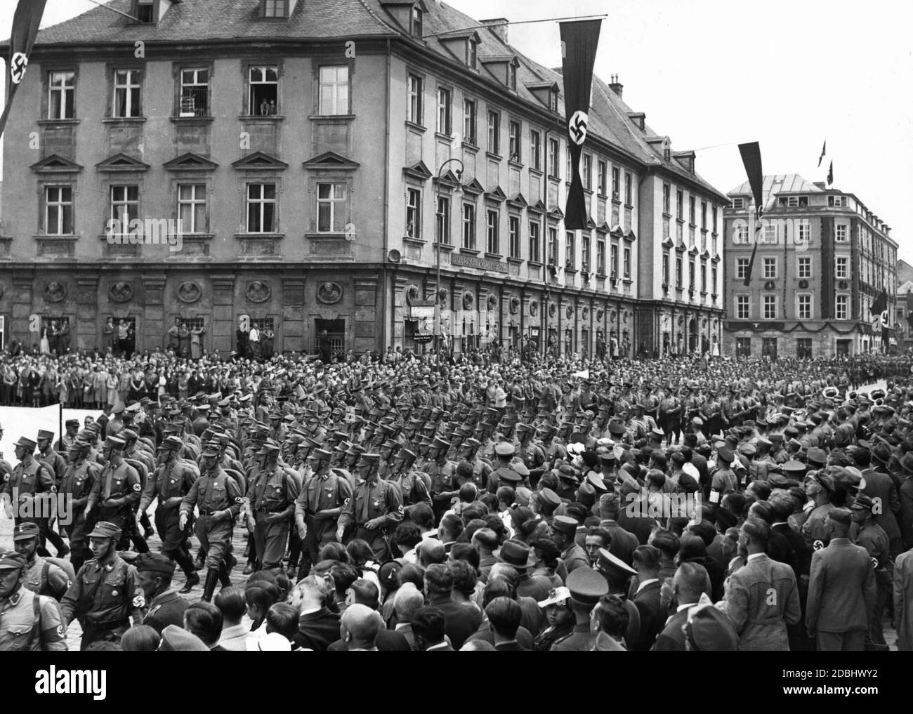 Während der Nationalkonferenz des NSLB in Bayreuth marschieren Formationen durch die Stadt. Stockfoto