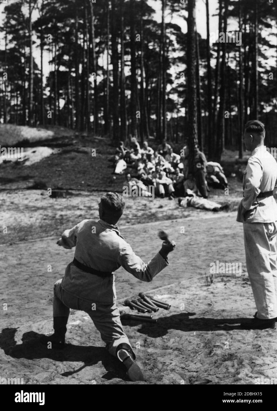 "An der Reichsführerschule Bernau bei Berlin findet eine dreiwöchige Ausbildung statt, an der 100 Schüler teilnehmen. Hier, Handgranaten werfen.' Stockfoto