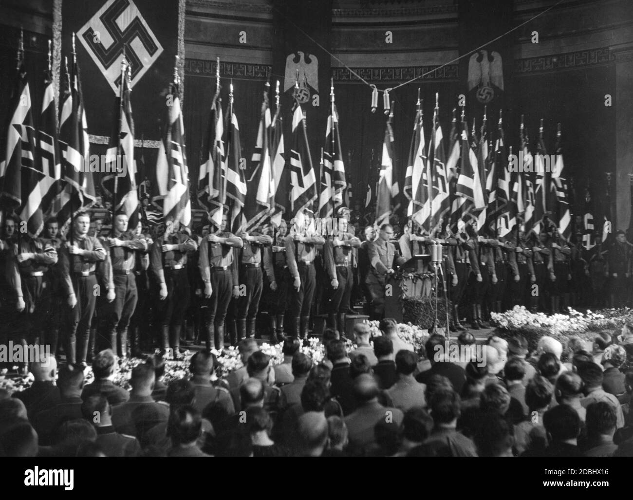 Rudolf Hess hält eine Rede vor Studierenden anlässlich des 10. Jahrestages des NSDStB im Münchner Odeon. Stockfoto