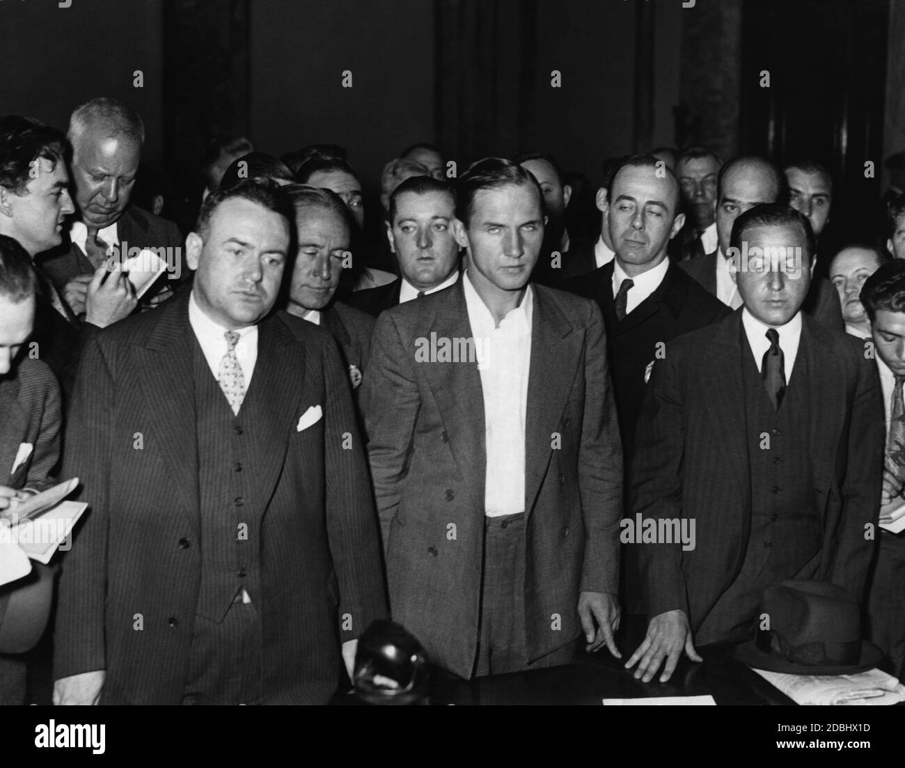 Bruno Hauptmann, angeklagt im Fall der Entführung von Charles Lindbergh, in einem New Yorker Gerichtssaal. Stockfoto
