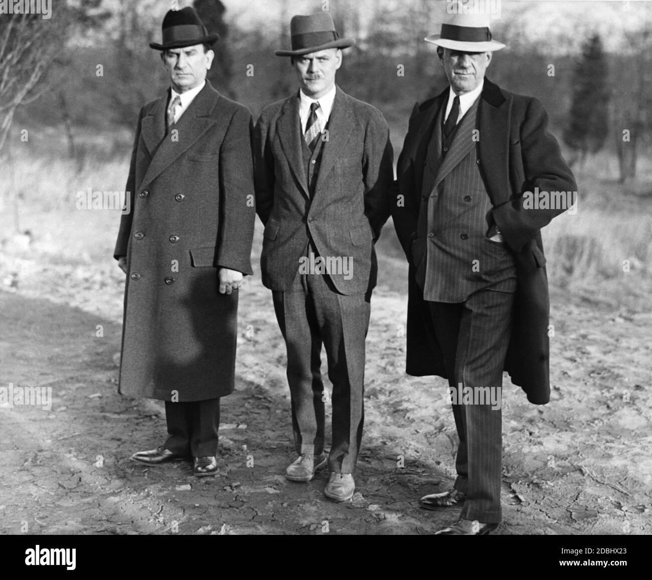 Charles McRiel, Polizeichef von New York, Oberst H.W. Schwartzkopf, Superintendent der Staatspolizei, und O.Wolf, Polizeichef von New Jersey, auf Charles Lindberghs Eigentum nach der Entführung seines Sohnes Augustus. Stockfoto