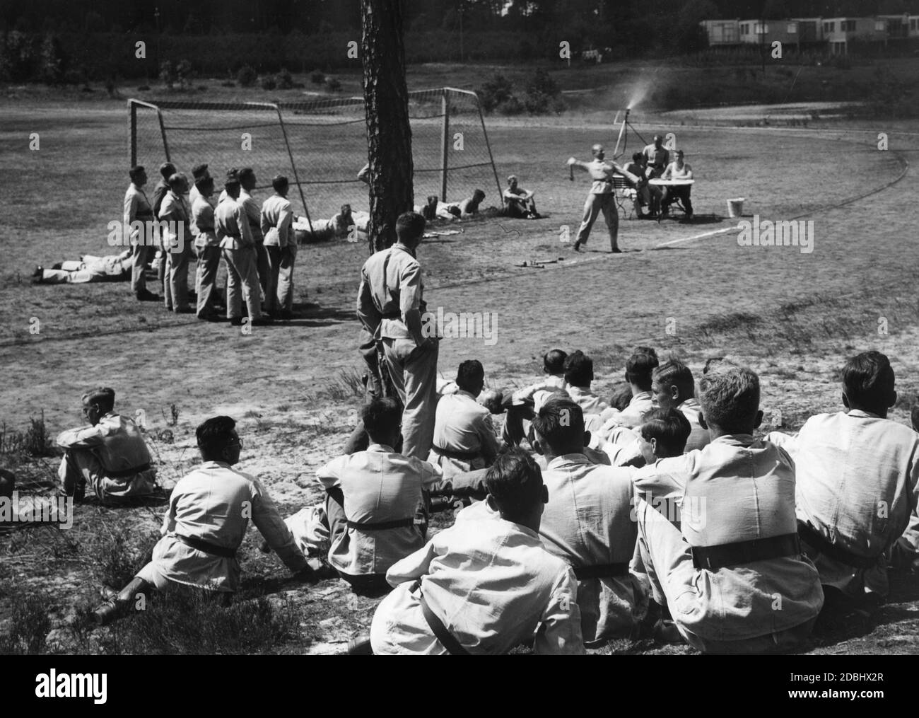 "In der Reichsführerschule Bernau bei Berlin findet eine dreiwöchige Ausbildung für 100 Schüler statt. Hier bei der Prüfung für das Reichssportabzeichen im Handgranatenwerfen. Undatierte Aufnahme.' Stockfoto