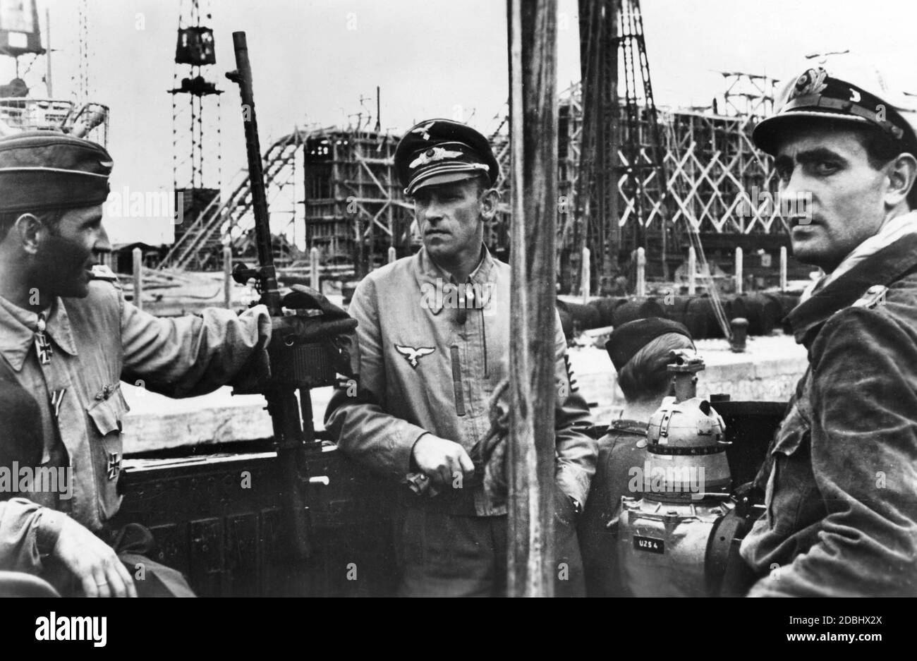 Eichenblattträger Viktor Bauer (links), Kommandant der Ergaenzungsgruppe Ost der deutschen Luftwaffe, mit einem weiteren Offizier der Luftwaffe an Bord eines U-Bootes auf einem U-Boot-Stützpunkt in Frankreich. Stockfoto