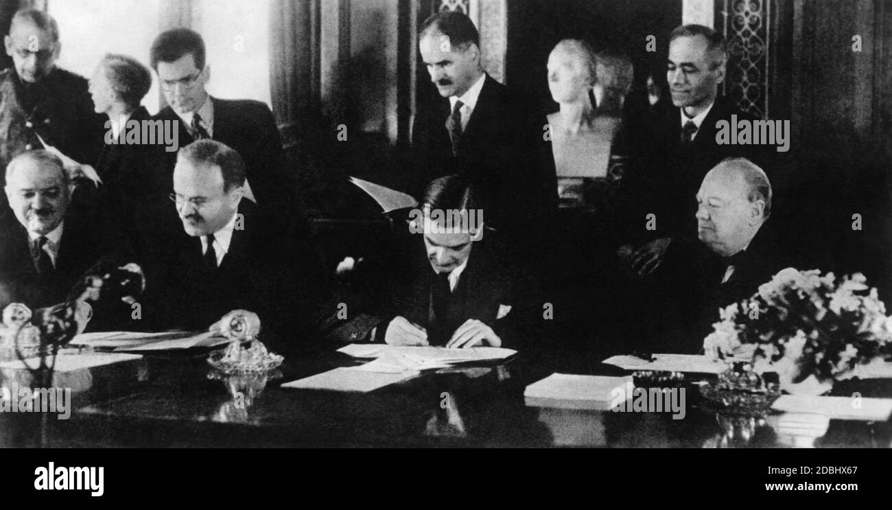 Maisky, Molotow, Attlee und Churchill unterzeichnen den 20-jährigen Friedensvertrag zwischen der Sowjetunion und Großbritannien als Teil der Großen Allianz (Anti-Hitler-Koalition). Stockfoto