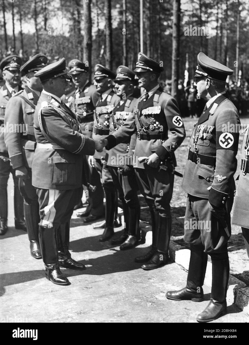 Feldmarschall Hermann Göring begrüßt die Landesführer des Reichsluftsschutzbundes bei der feierlichen Einweihung der Reichsluftsschutzschule Berlin-Wannsee im Jahr 1939. Stockfoto