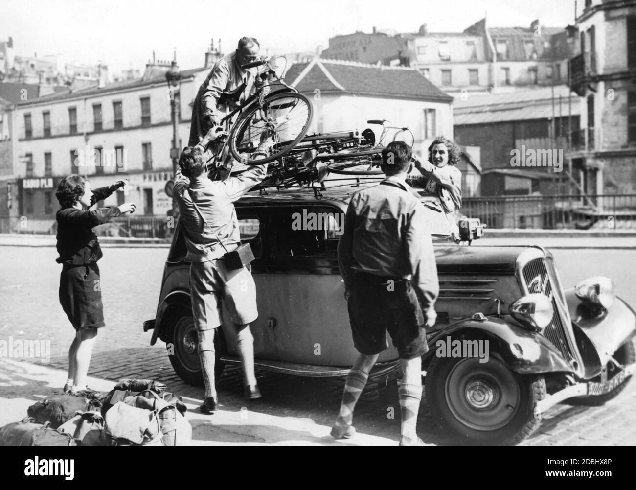 Im Spätsommer 1939 verließen mehr als 200,000 Menschen die französische Hauptstadt. Eine Gruppe junger Menschen vor dem Gare de Lyon in Paris. Stockfoto