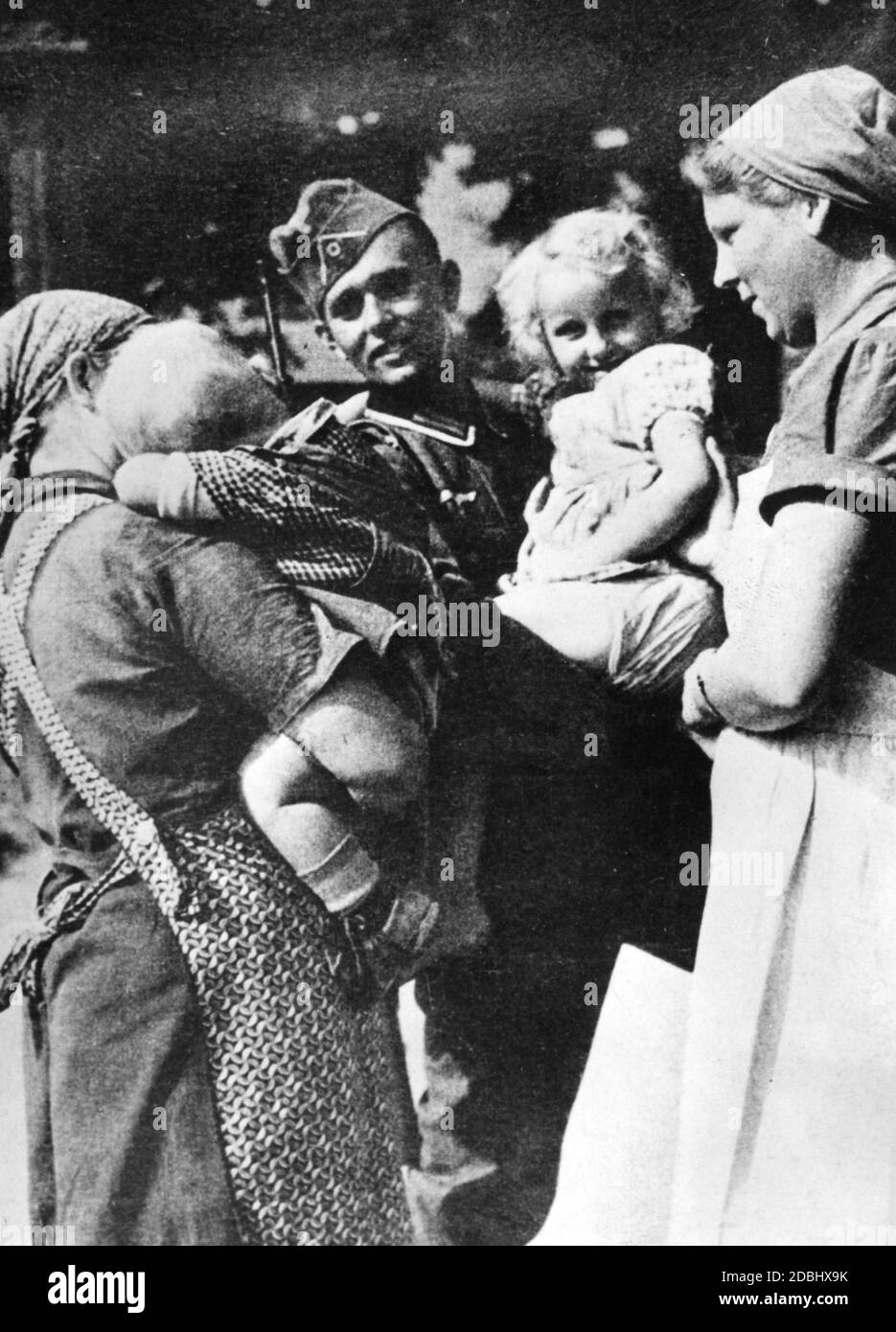 Ein eingerufene Reservist der Wehrmacht sagt Auf Wiedersehen zu seiner Familie im Spätsommer 1939. Stockfoto