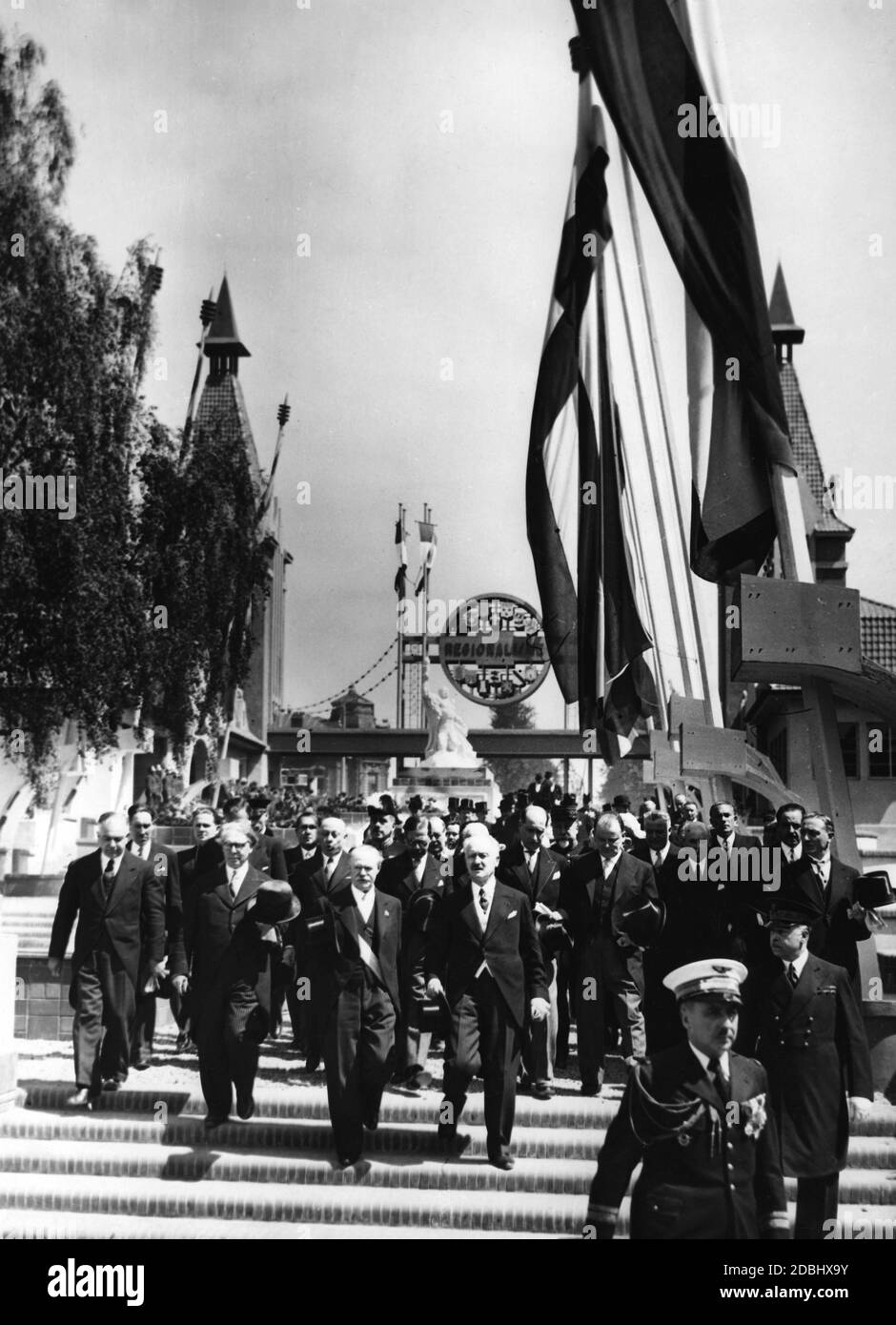 "Präsident Albert Lebrun besucht mit Fernand Carles (Prefet du Nord) das ''Village du Nord'' in Roubaix, das zur 'Exposition Internationale du Progres Social' gehört." Stockfoto