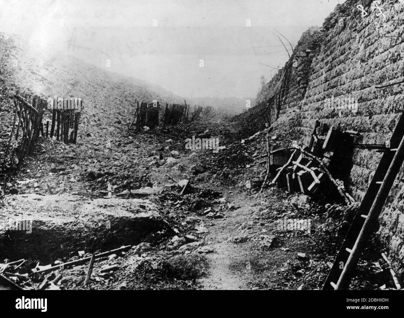 1916: Schlacht bei Verdun: Fort Douaumont nach der Eroberung durch deutsche Truppen. Stockfoto