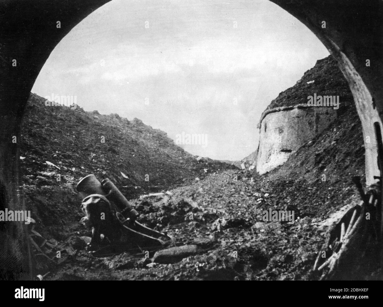 1916: Schlacht bei Verdun: Blick vom Eingang des Fort Douaumont nach der Eroberung durch deutsche Truppen. Auf der linken Seite ist ein deutscher Minenwerfer. Stockfoto