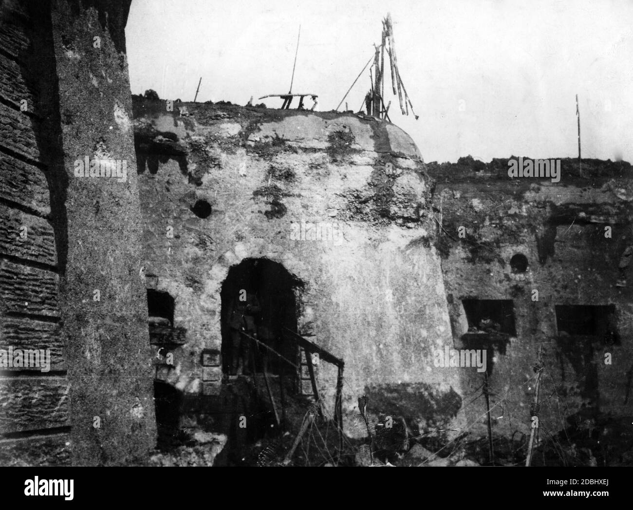 1916: Schlacht bei Verdun: Fort Douaumont nach der Besetzung durch deutsche Truppen im März 1916. Stockfoto