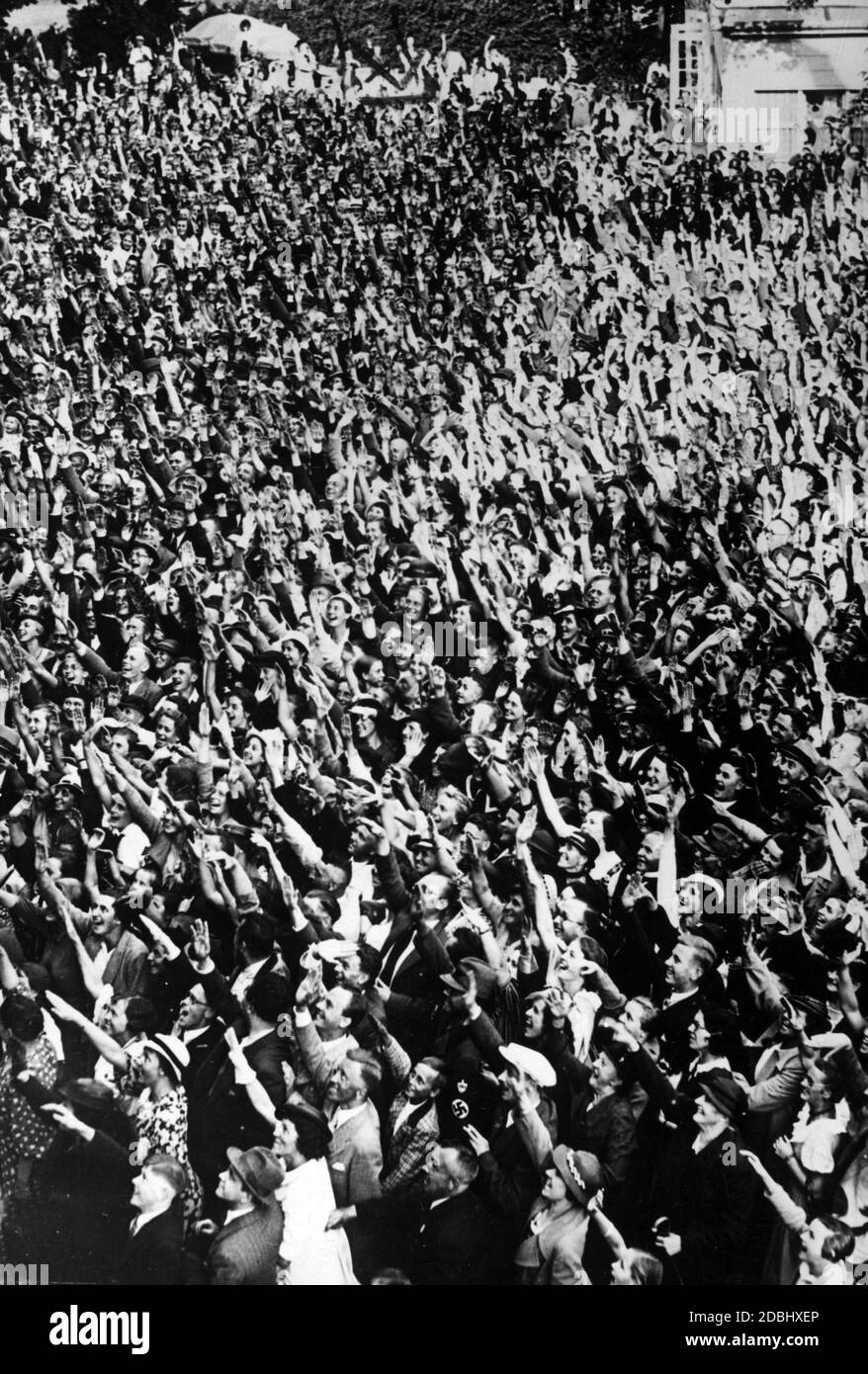 Unzählige Menschen jubeln dem Führer Adolf Hitler zu, der bei der Eröffnung der Bayreuther Festspiele 1936 am Fenster des Festspielhauses auftauchte. Stockfoto