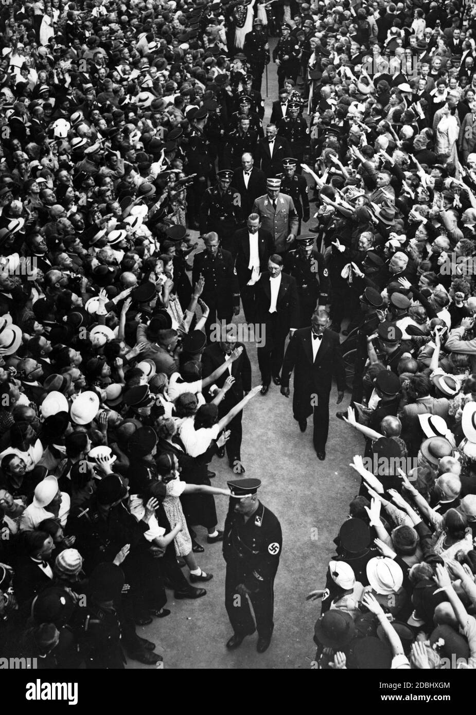 Adolf Hitler wird von einer Menge auf dem Weg zum Festspielhaus stürmisch bejubelt. Stockfoto