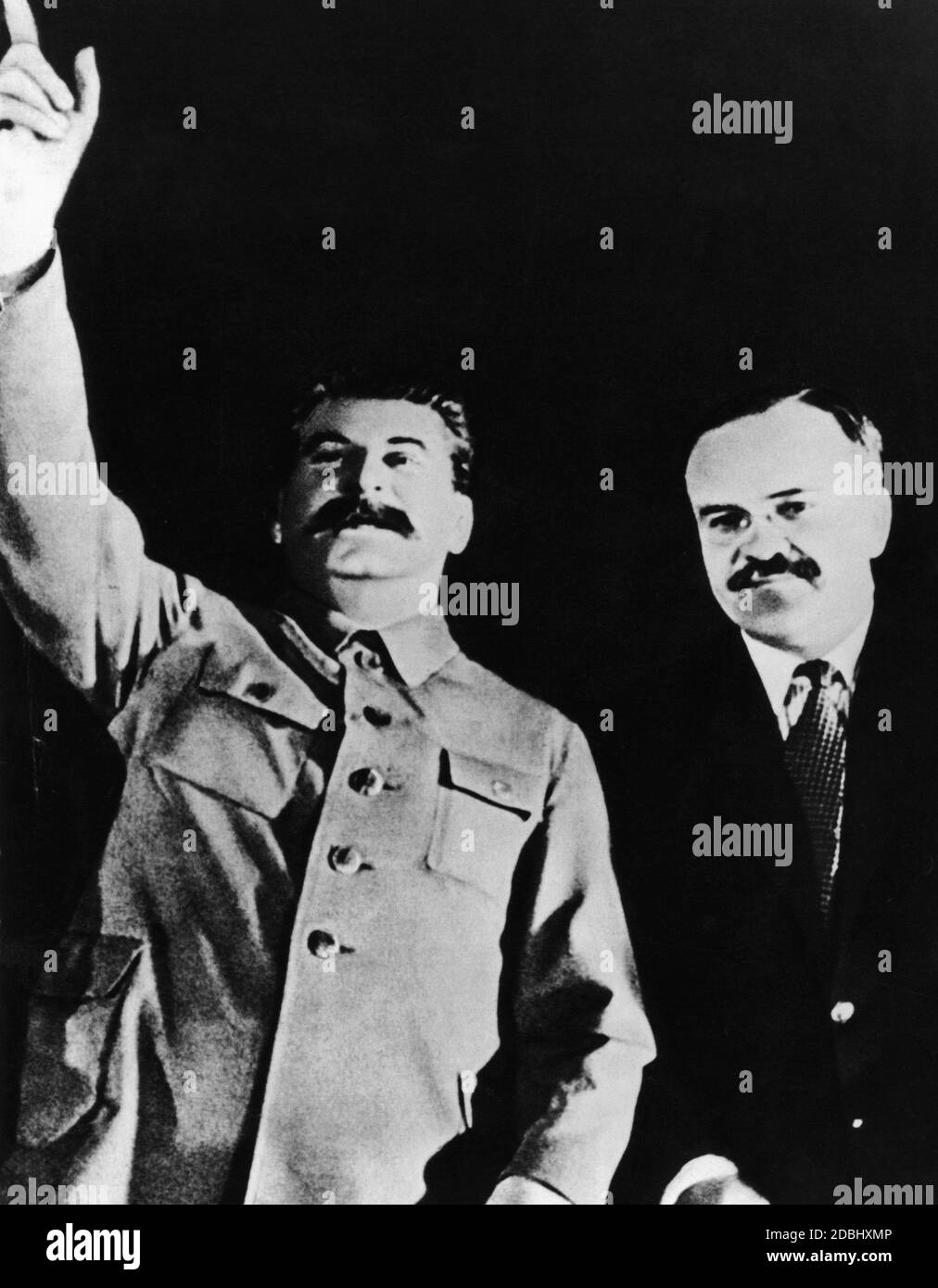 Ioseb Besarionis dz? Djugashvili, nahm den Namen Stalin, Diktator der Sowjetunion von 1927 bis 1954. Fotos von Stalin, die zur Veröffentlichung bestimmt waren, wurden sorgfältig ausgewählt und sollten den Personenkult um ihn herum unterstützen. Hier Stalin mit seinem langjährigen Außenminister Molotow im Jahr 1938. Stockfoto