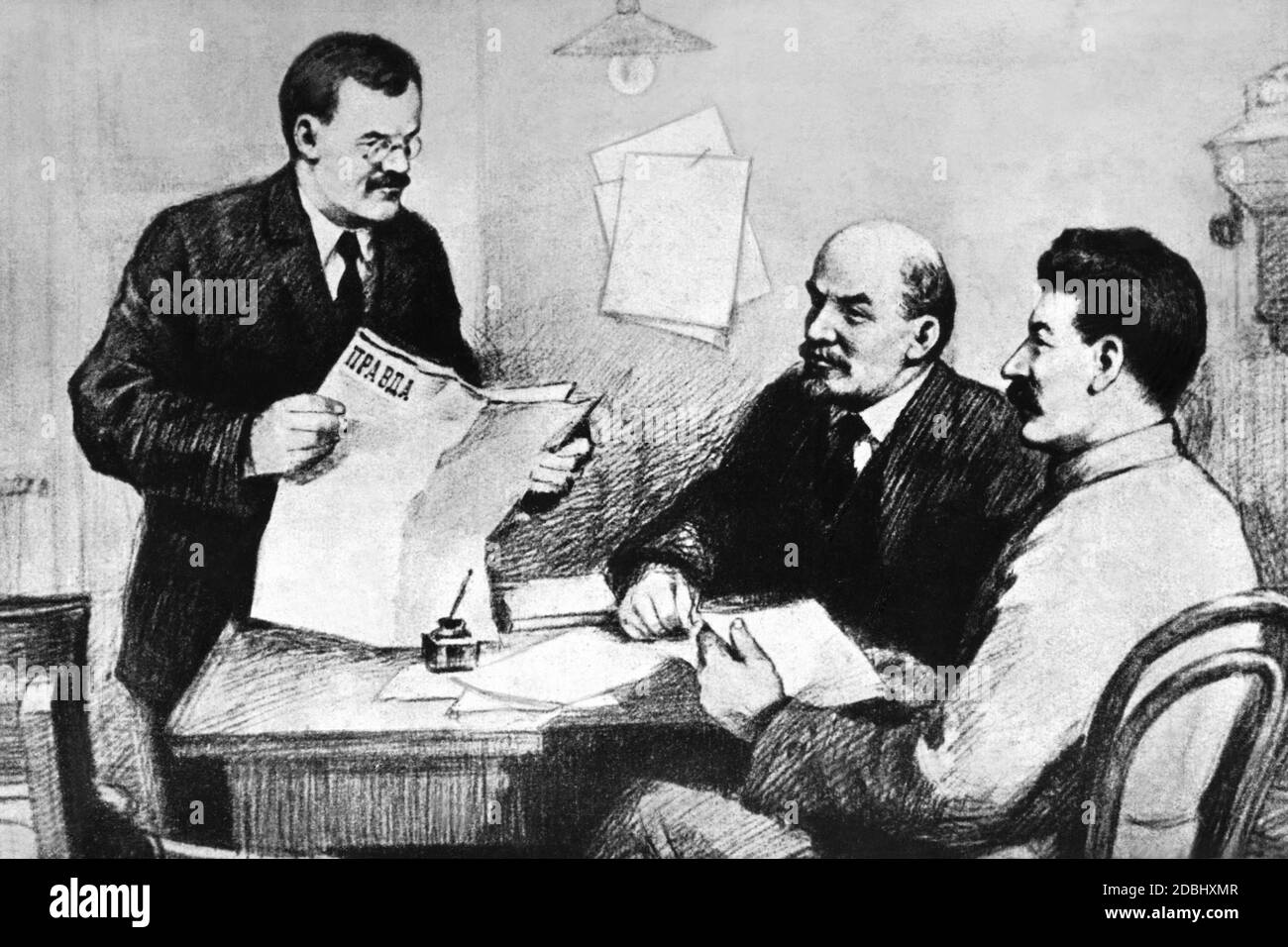 Molotow, Lenin und Stalin beim Lesen der ersten Ausgabe der Parteizeitschrift Prawda (Wahrheit). Stockfoto