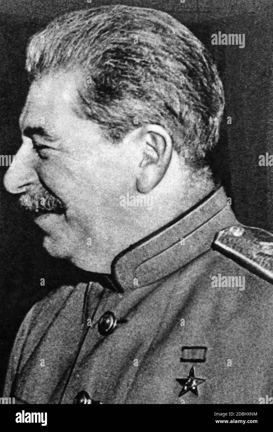 Ioseb Besarionis dz? Djugashvili, nahm den Namen Stalin, Diktator der Sowjetunion von 1927 bis 1954. Fotos von Stalin, die zur Veröffentlichung bestimmt waren, wurden sorgfältig ausgewählt und sollten den Personenkult um ihn herum unterstützen. Das Bild zeigt Stalin in Marschalluniform mit einem Helden der sozialistischen Arbeiterbagde auf der Jalta-Konferenz 1945. Stockfoto