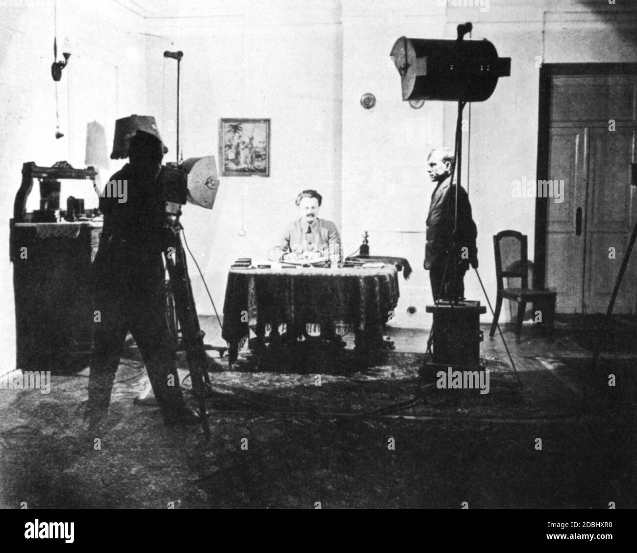 Leo Trotzki, geb. Lev Bronstein, Gründer und Oberbefehlshaber der Roten Armee während und nach dem russischen Bürgerkrieg. Gezeigt hier als der Volkskommissar für Kriegsführung während der Dreharbeiten in seinem Büro im Kreml. Stockfoto