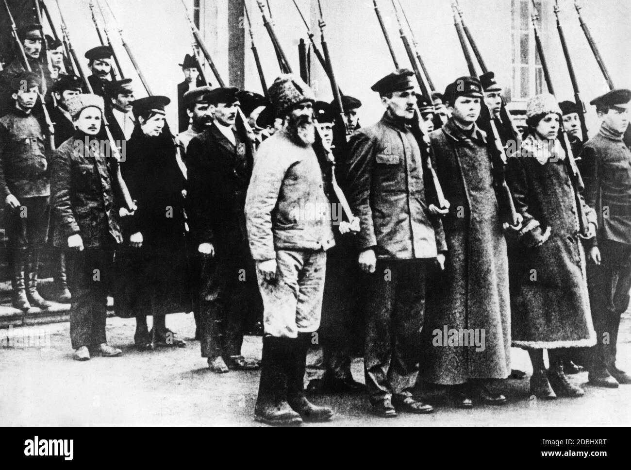 Die Rote Armee unter Trotzki schaffte es, sich gegen die weißrussischen Armeen und ausländischen Interventionen zu stellen, obwohl sie hauptsächlich aus Freiwilligen bestand. Viele Bauern, Arbeiter und Frauen schlossen sich der Roten Armee an. Hier ist ein Foto von Freiwilligen während ihrer Ausbildung. Stockfoto
