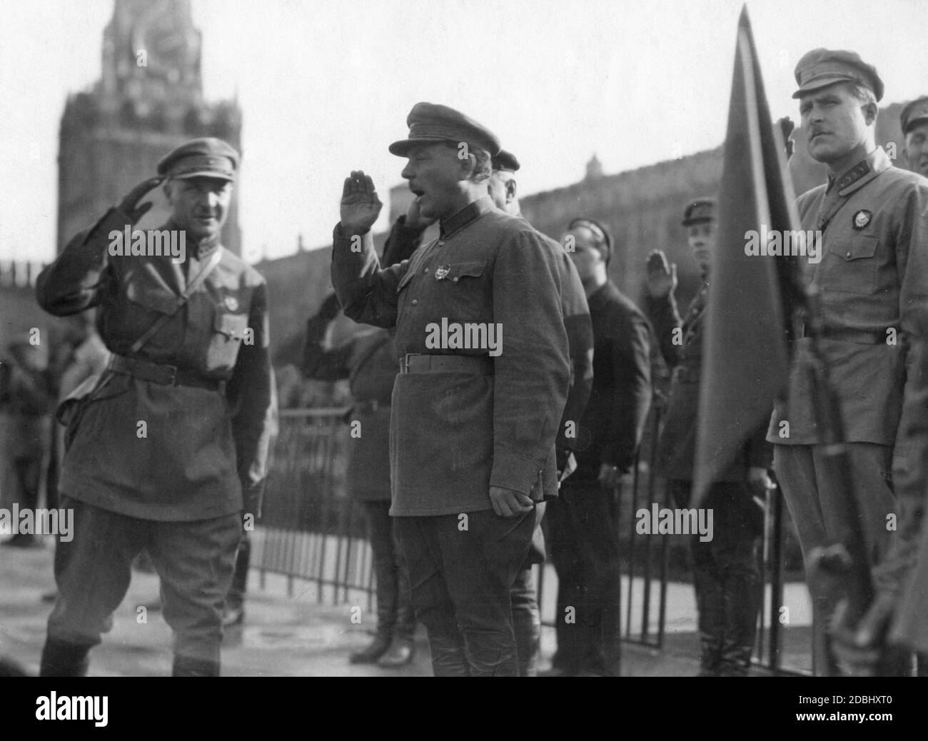 Kliment Woroschilow, Oberbefehlshaber der Roten Armee, begrüßt die Rote Armee auf dem Roten Platz in Moskau anlässlich der Beförderung der Offiziere. Stockfoto