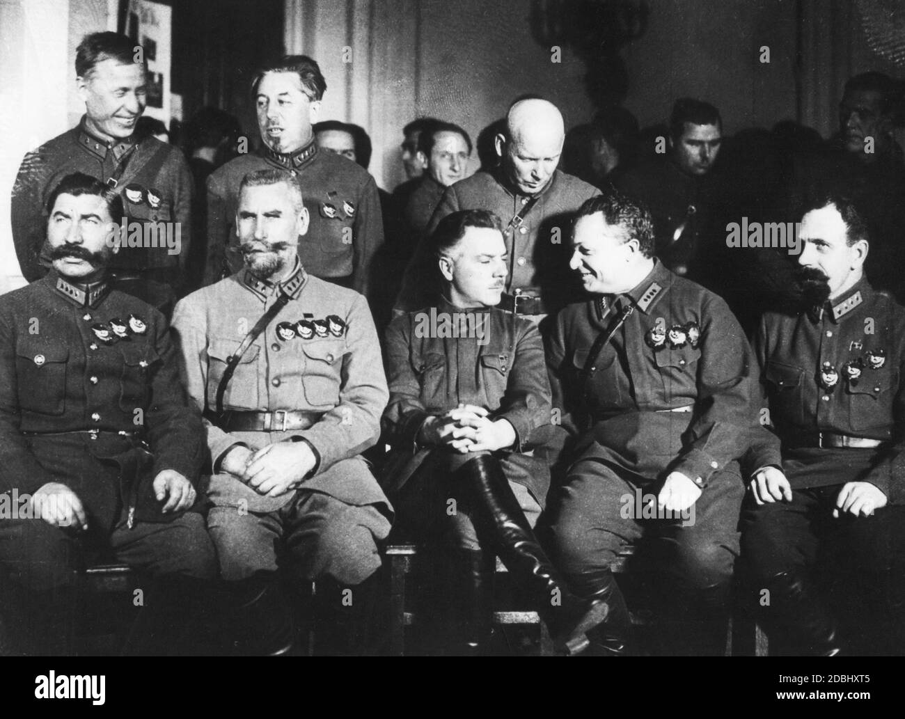 Die Generäle Budjonny, Fabricisu, Woroschilow, Jegorow (von links sitzend) und Michailowski, Konowin und Uwksentewski (von links stehend) bei einer Sitzung im Jahr des 10. Jahrestages der Roten Armee. Stockfoto