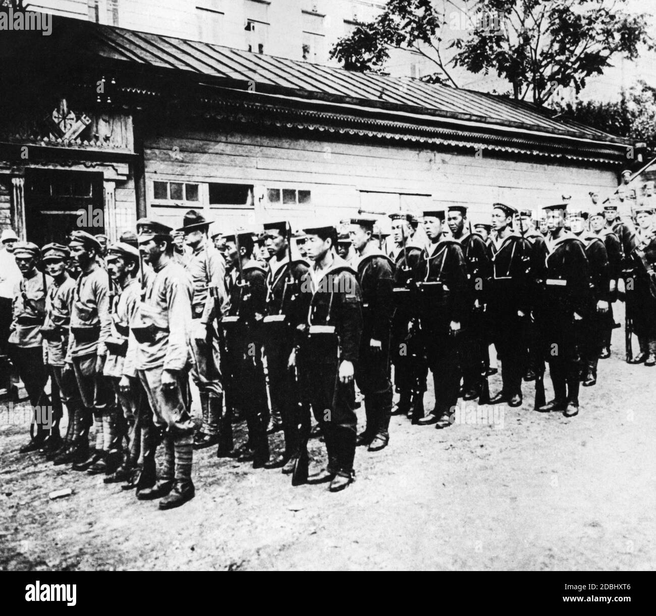 Einheiten der alliierten Einsatzkräfte in Wladiwostok. Es waren tschechische, französische, britische, japanische und amerikanische Soldaten. Stockfoto